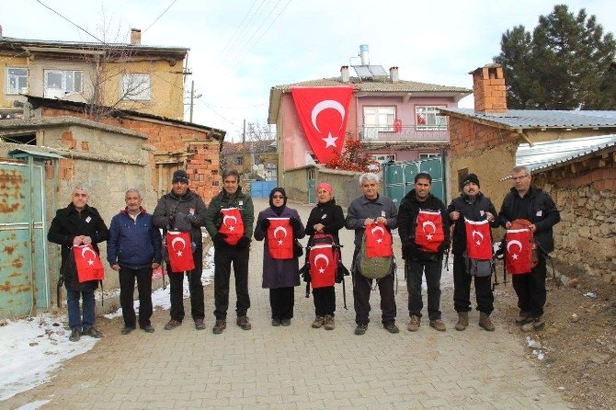 Konya\'da, Doğa Tutkunları Şehit Polis Oğuzhan Duyar İçin Dağa Tırmandı