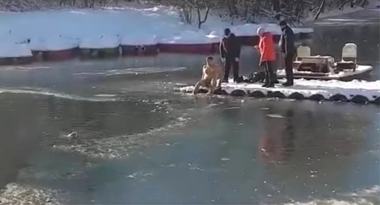 Köpeği Kurtarmak İçin Buz Tutmuş Suya Girdi