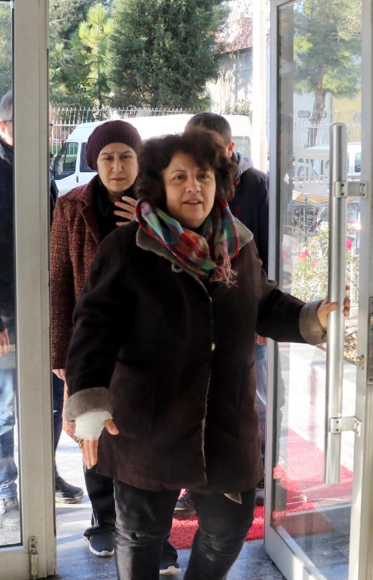 Maskeli Gaspçı, Eczacı Kadını Elinden Bıçakla Yaralayıp Çantasını Aldı