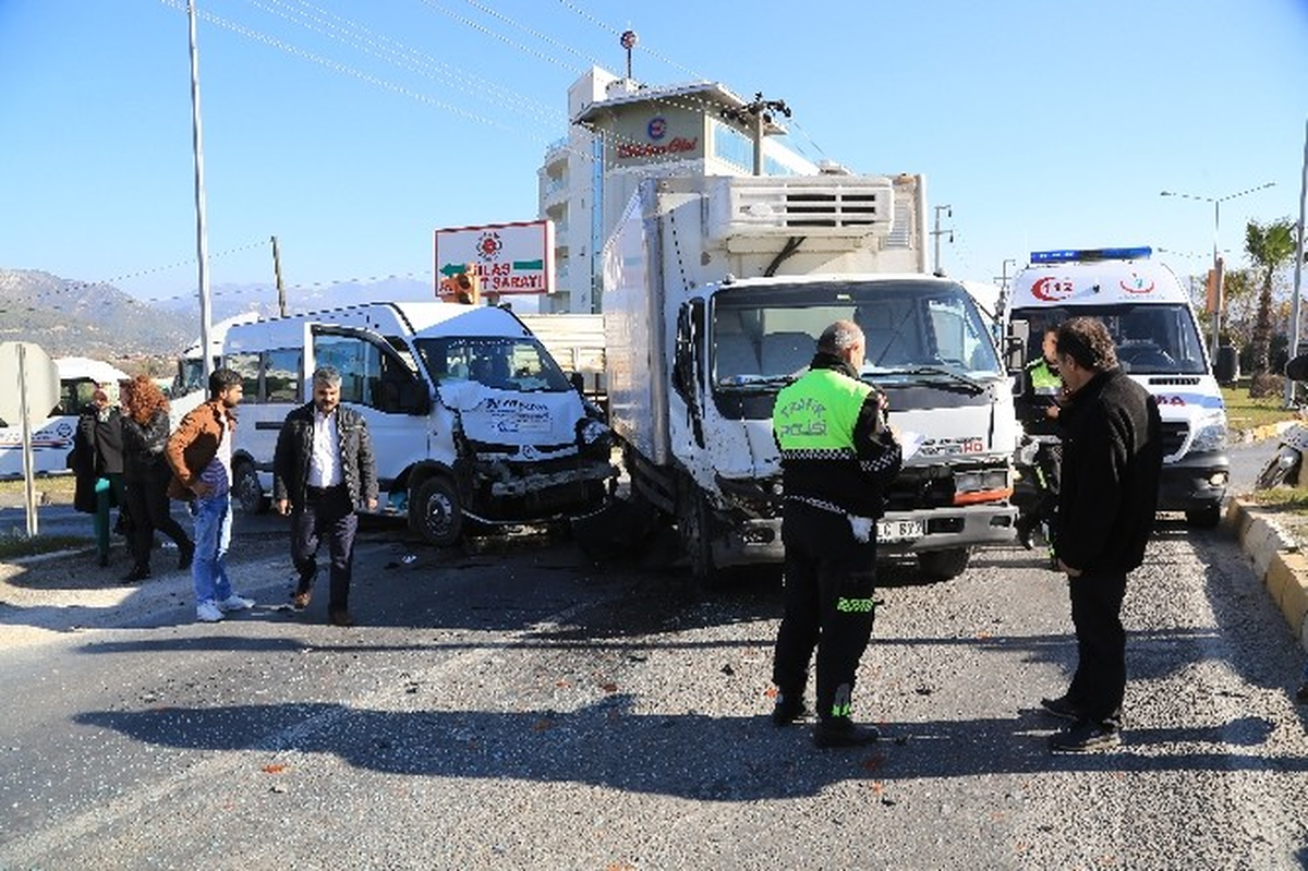 Milas\'ta Trafik Kazası: 2 Yaralı