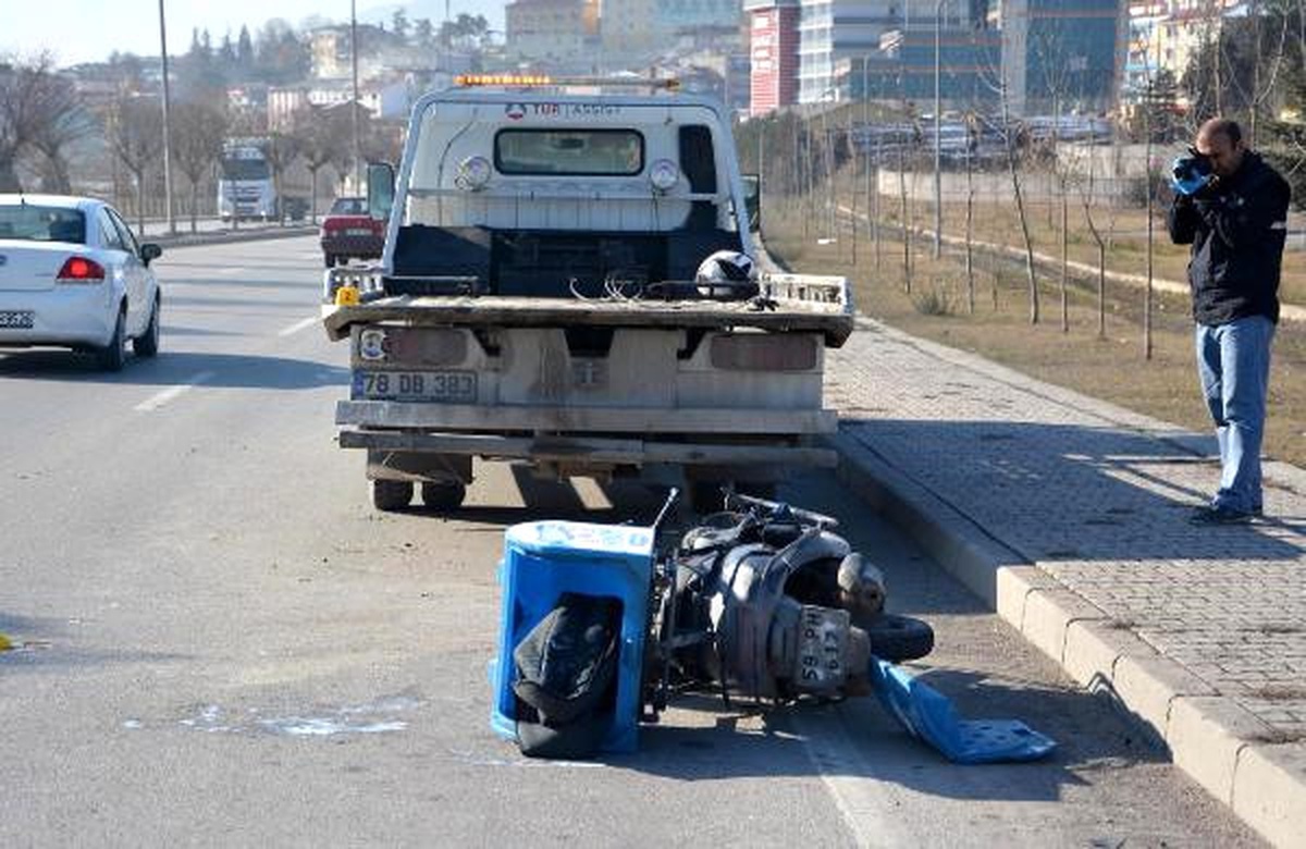 Motosikletiyle Çekiciye Çarpan Üniversiteli Pizza Dağıtıcısı Öldü