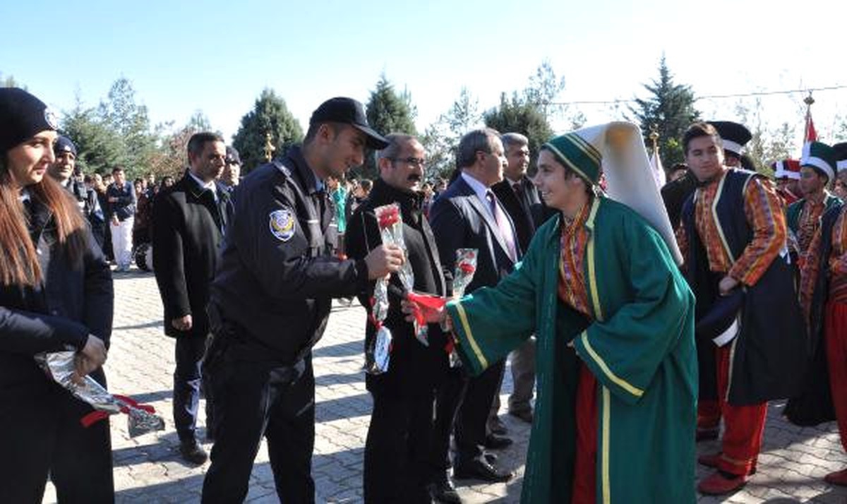 Öğrenciler İhbarla Okula Çağırdığı Polise Mehter Sürprizi