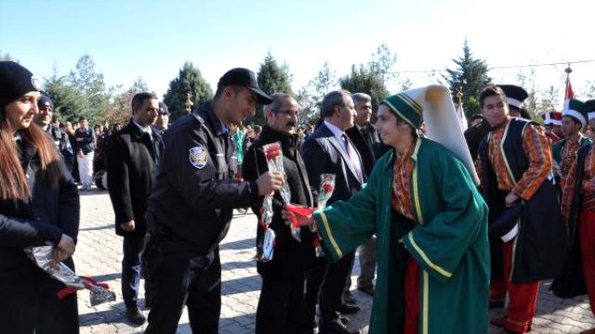 Öğrenciler İhbarla Okula Çağırdığı Polise Mehter Sürprizi
