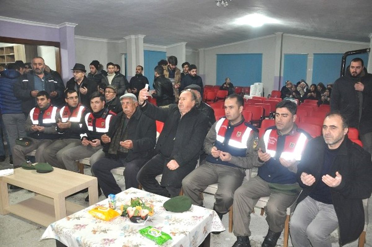 Olay Var" Diye Gittiler Bayrak ve Meşalelerle Karşılandılar