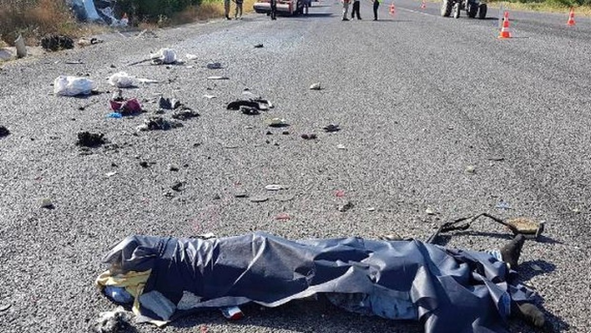 Otomobil Karşı Yönden Gelen Tır ile Çarpıştı: 1 Ölü, 2 Yaralı