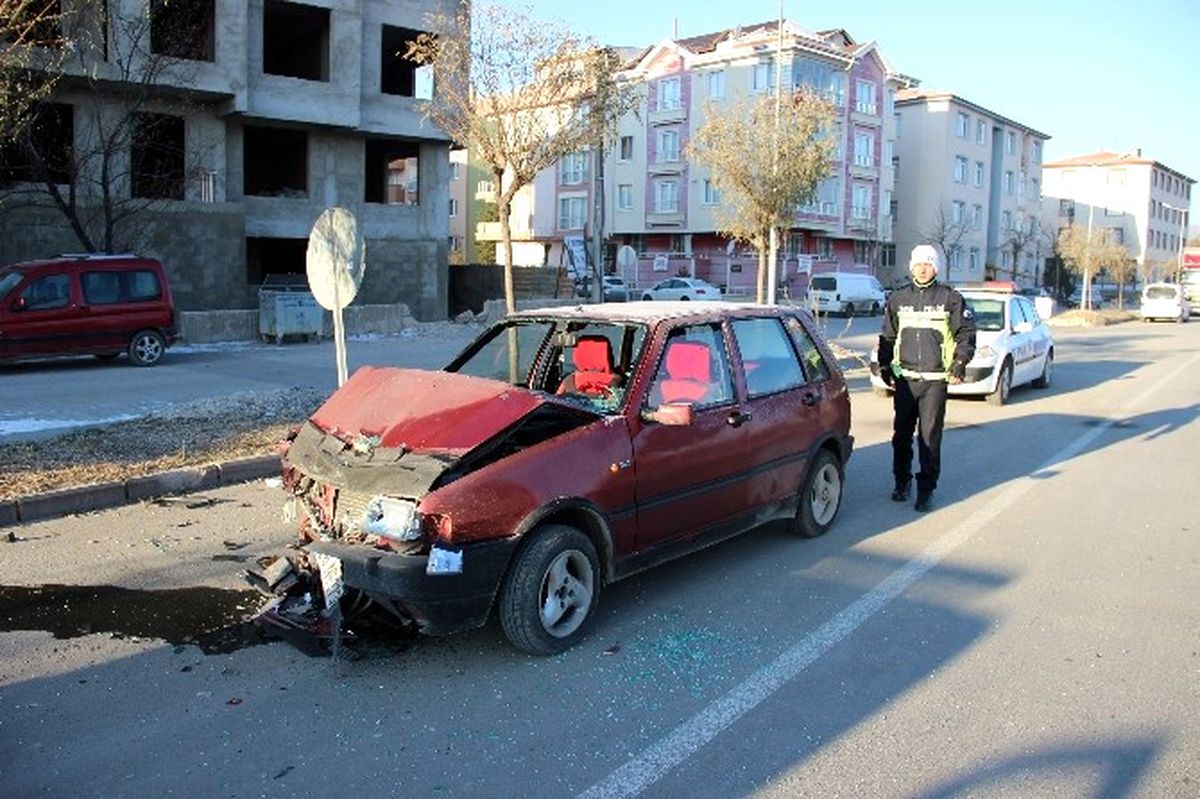 Otomobil, Park Halindeki Tır\'a Çarptı: 2 Yaralı
