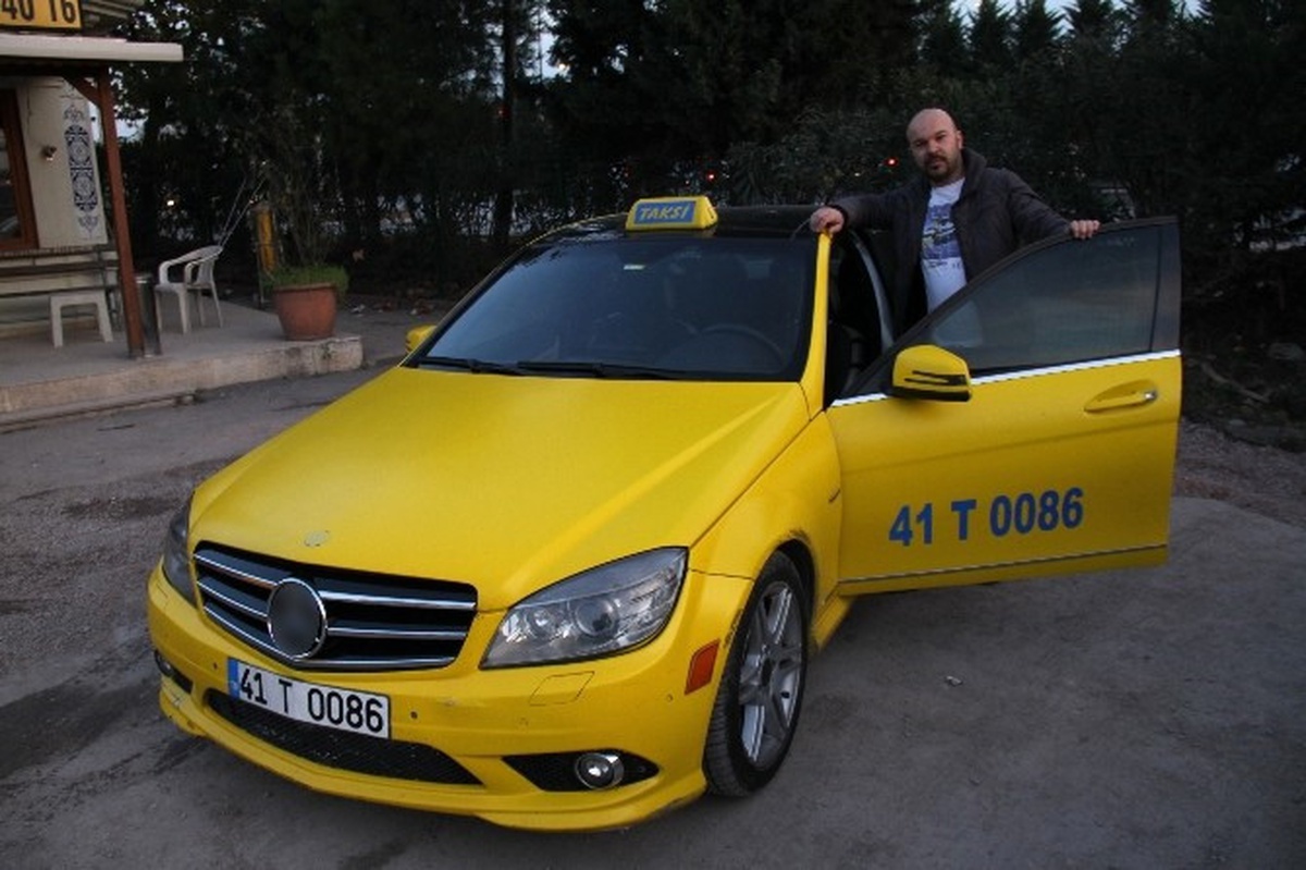 Öze Haber) 100 Bin TL\'lik Lüks Otomobilini Taksiye Çevirdi