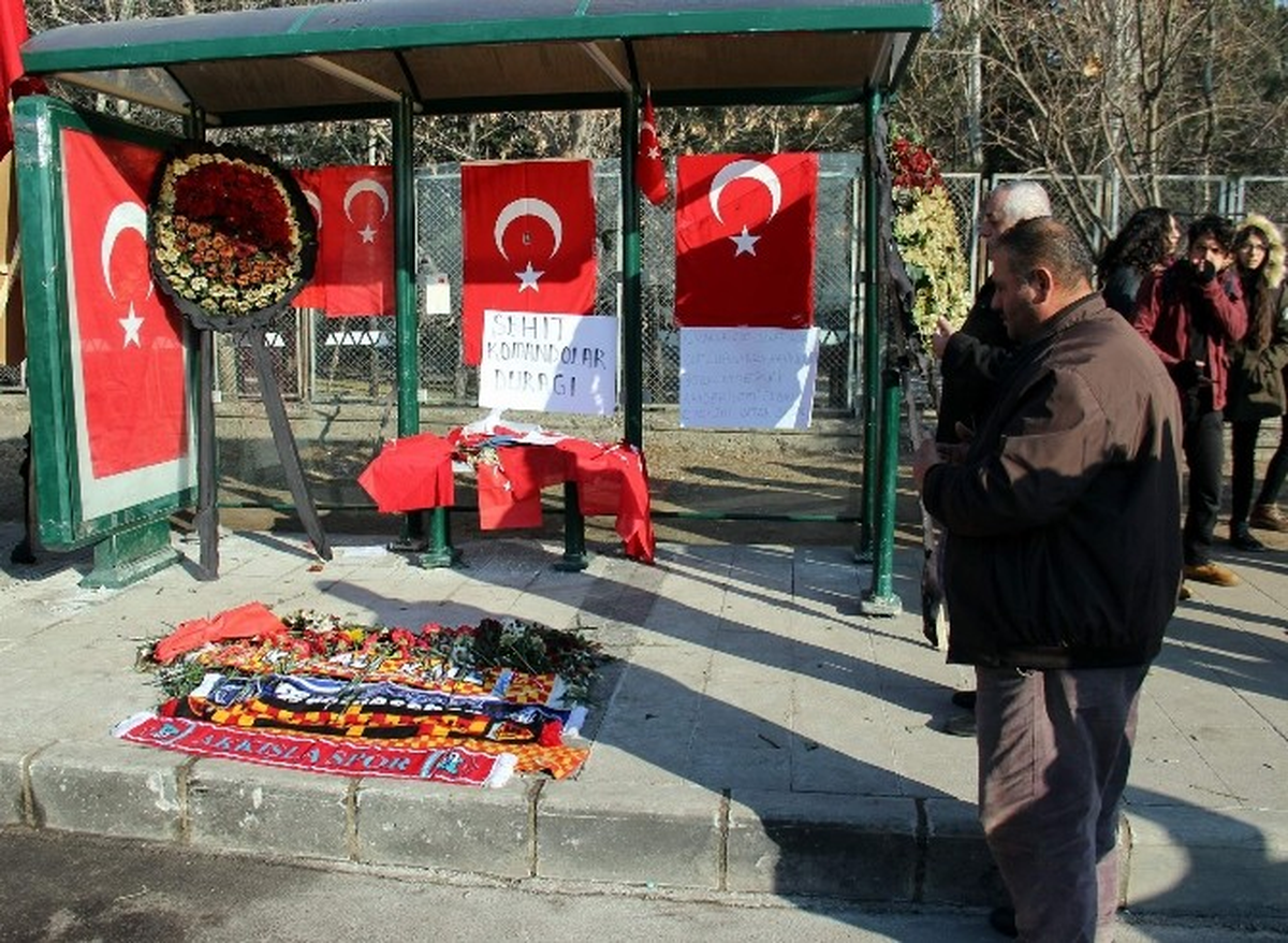 Patlamanın Meydana Geldiği Türk Bayrakları ve Karanfillerle Donatıldı