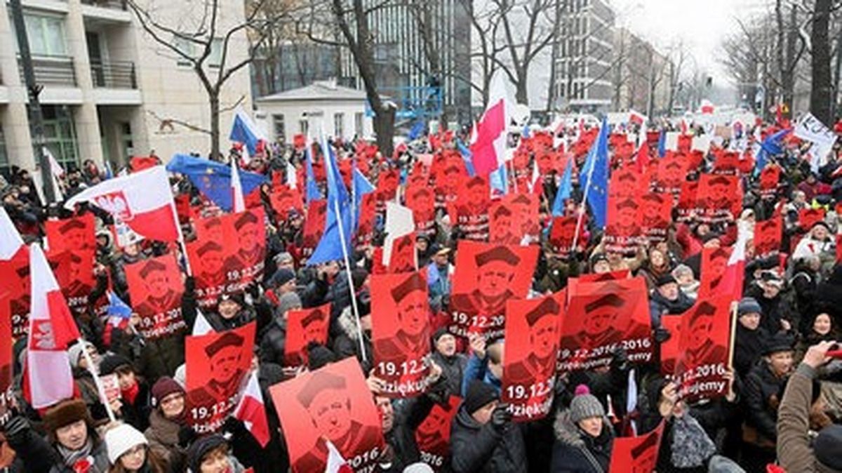 Polonya\'da Hükümet Karşıtı Protestolar Üçüncü Gününde