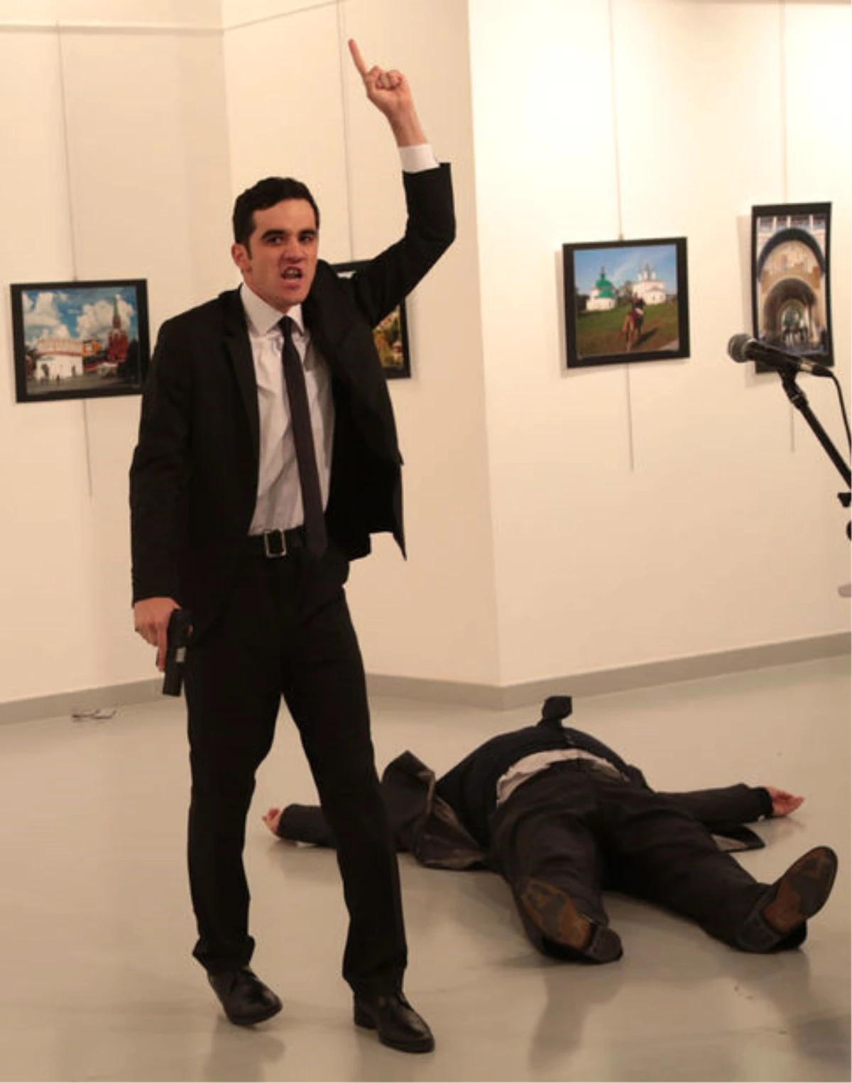 Rus Büyükelçi Karlov\'un Silahlı Saldırı Sonucu Öldürülmesi
