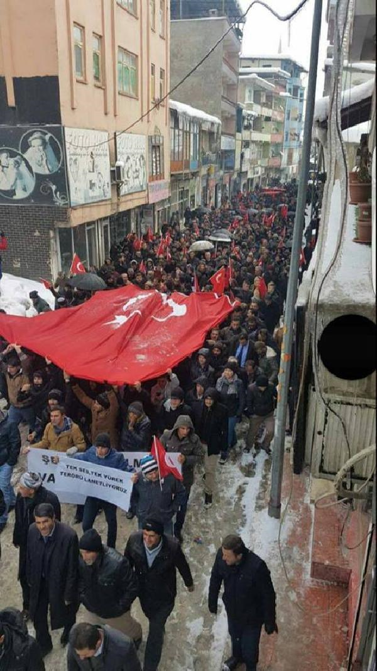 Şemdinli\'de Teröre Tepki Yürüyüşü