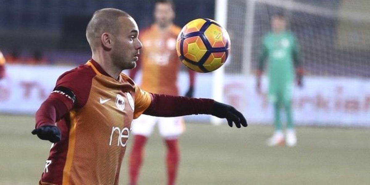 Sneijder\'den Haklı Tepki!