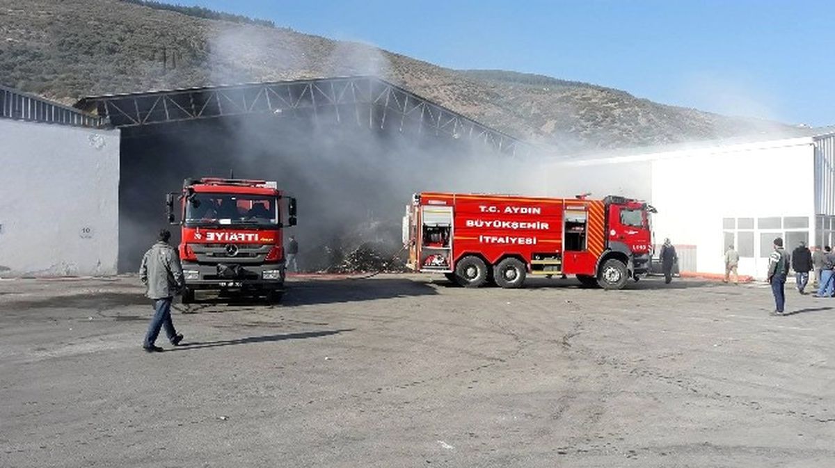 Söke\'de Çıkan Yangında Pamuklar Kül Oldu