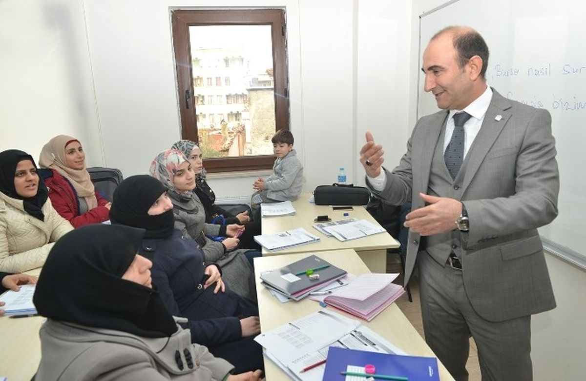 Suriyeli Anneler Kucaklarında Çocuklarıyla Türkçe Öğreniyor