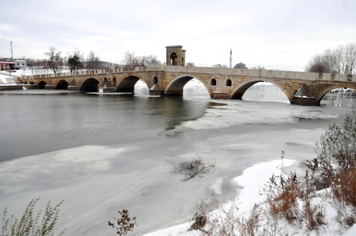 Tunca Nehri\'nin Bazı Kısımları Buz Tuttu