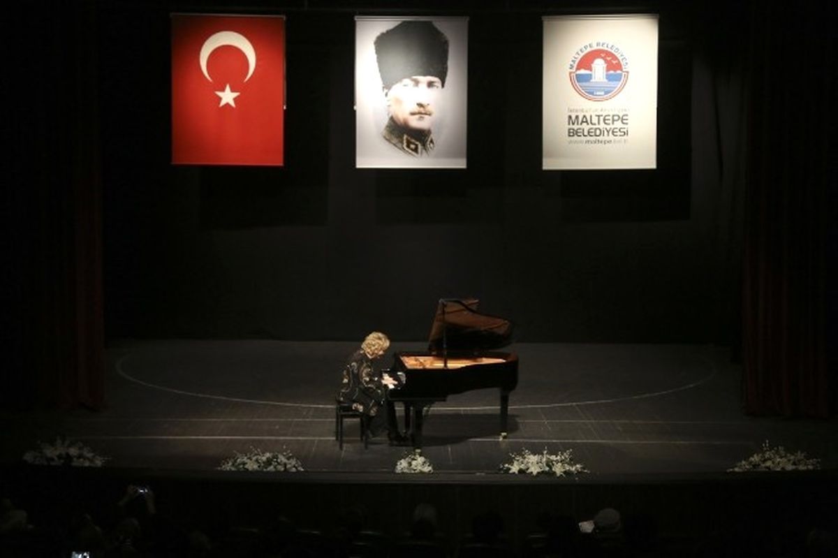 Ünlü Piyano Virtüozü Tskm\'de Sahne Aldı