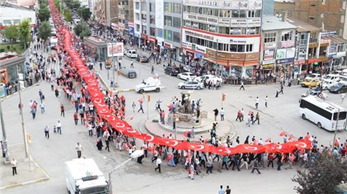 Van\'da Binlerce Kişi Terörü Lanetledi