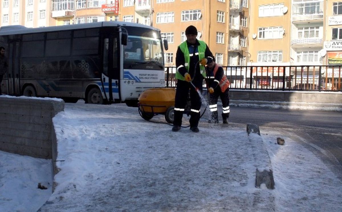 Yozgat Belediyesi\'nden Buzlanmaya Solüsyonlu Çözüm