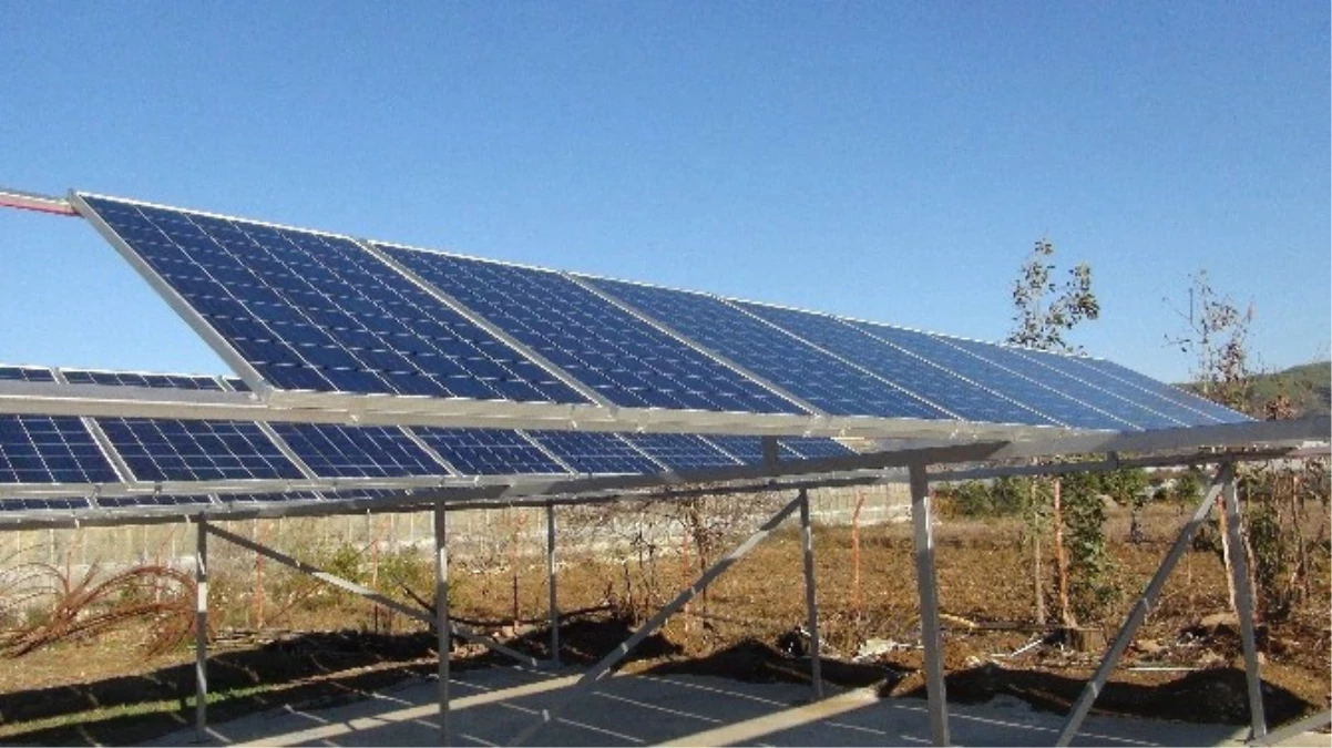 Yüksek Enerji Maliyetlerinden Bunalan Üreticiler, Güneş Enerjisiyle Seralarını Sulamaya Başladı