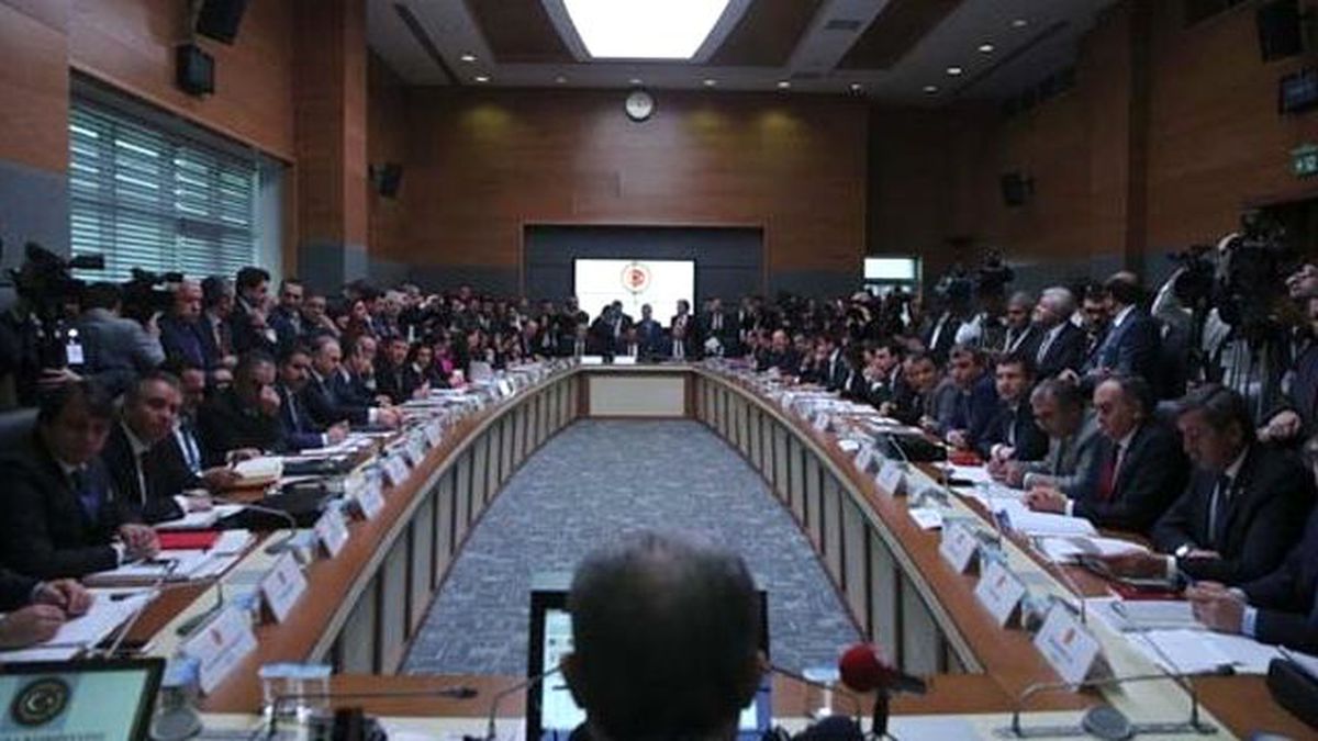 Meclis Komisyonunda Anayasa Değişiklik Teklifi Görüşmelerinde Yer Krizi Yaşandı