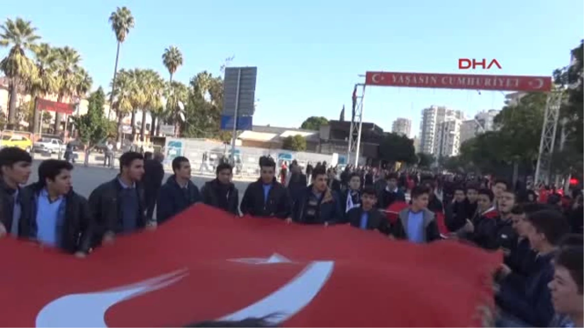 Adana\'da Binlerce Kişi Teröre Karşı Yürüdü
