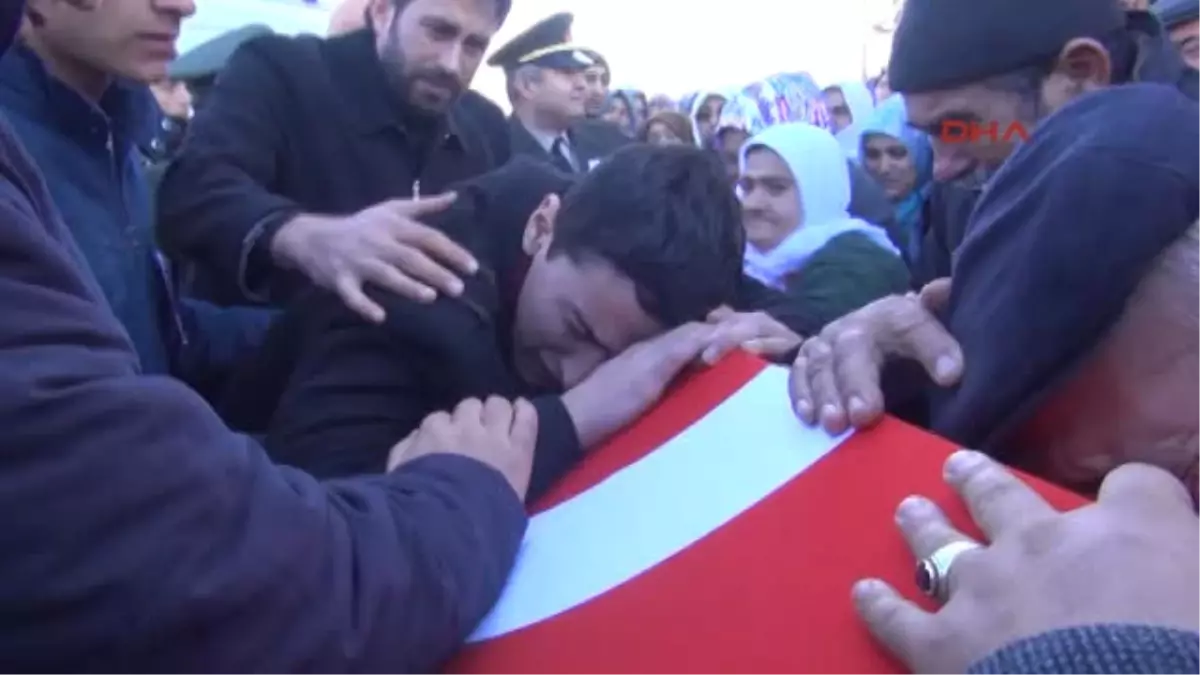 Afyonkarahisar Fırat Kalkanı Şehidi Fatih Olcay\'ın Cenazesi Son Yolculuğuna Uğurlandı-3