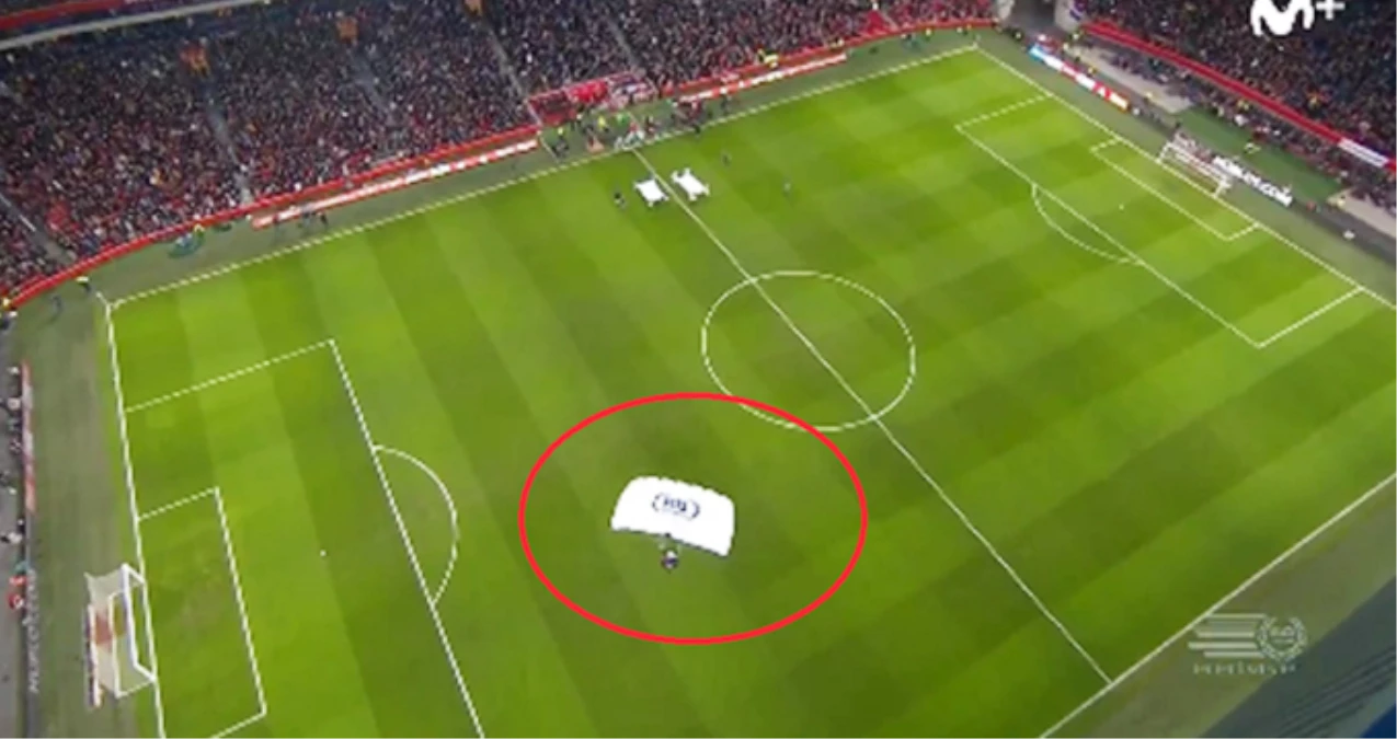 Ajax-PSV Eindhoven Karşılaşmasında Topu, Çatıdan Paraşütle Atlayan Taraftar Getirdi