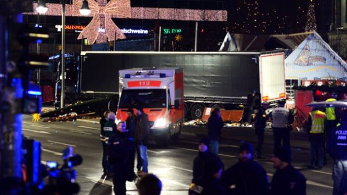 Almanya\'nın Başkenti Berlin\'de Bir Noel Pazarına Giren Kamyon 9 Kişinin Ölümüne, Çok Sayıda Kişinin...