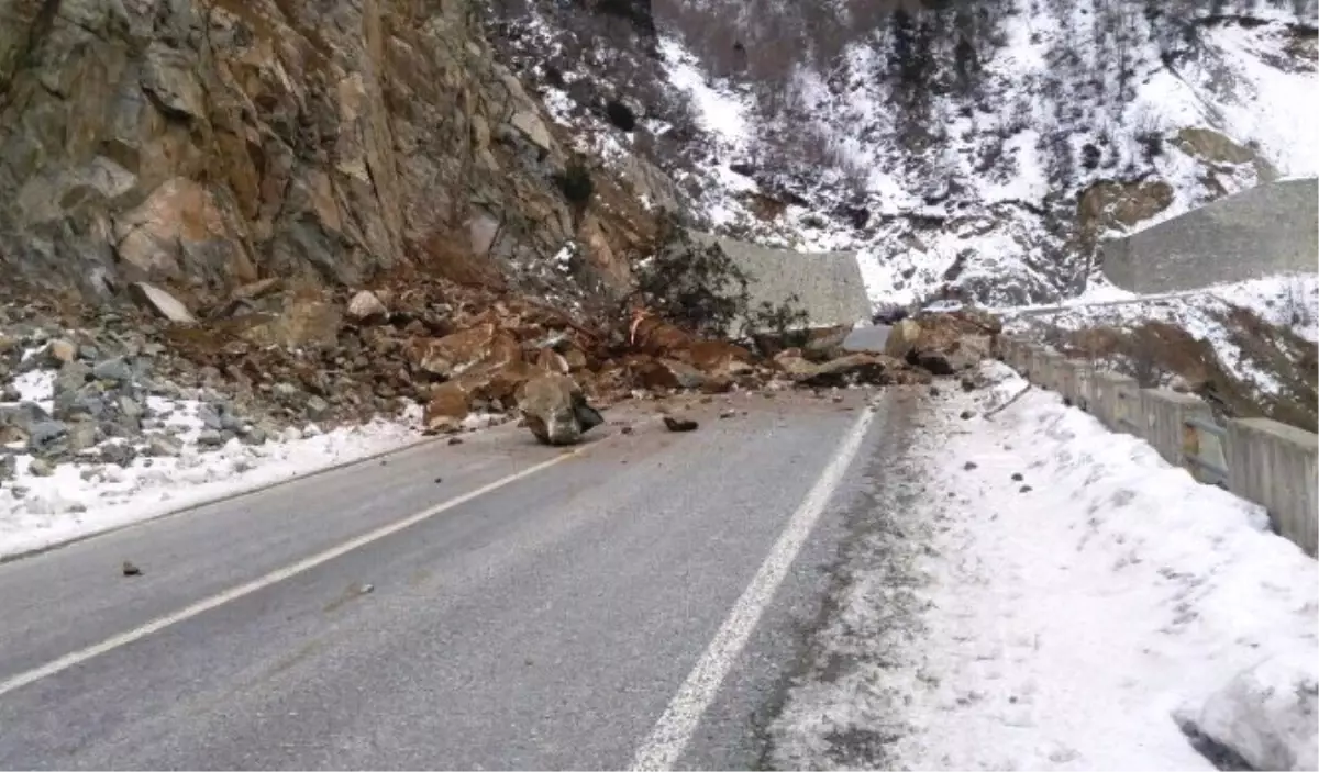 Artvin\'in Ardanuç ve Şavşat İlçelerine Ulaşımı Sağlayan Yola Kaya Düştü