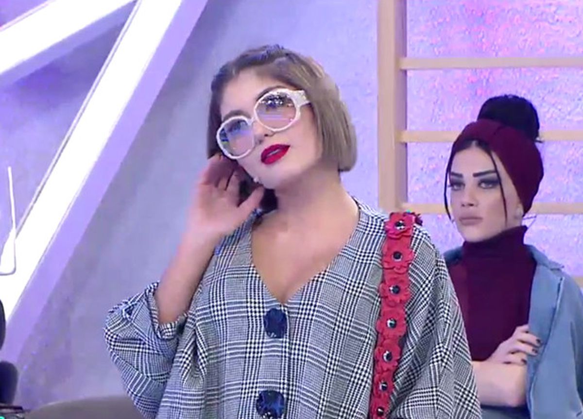 Bahar Candan Aksesuarlarını Tuvalette Unutmuş!