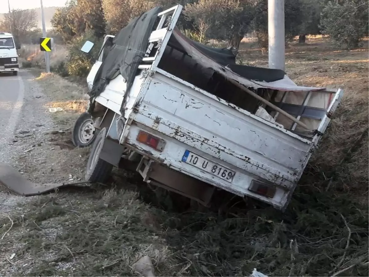 Balıkesir\' de Zeytin İşçilerini Taşıyan Kamyonet Kaza Yaptı: 11 Yaralı.