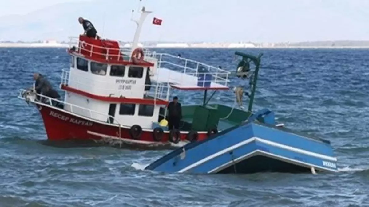 Balıkesir\'in Ayvalık İlçesi Maden Adası Açıklarında Sığınmacıları Taşıyan Fiber Teknenin Batması...