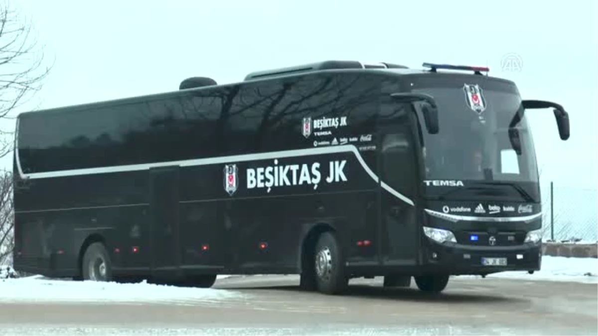 Beşiktaş Kafilesini Taraftarlar Çiçeklerle Karşıladı