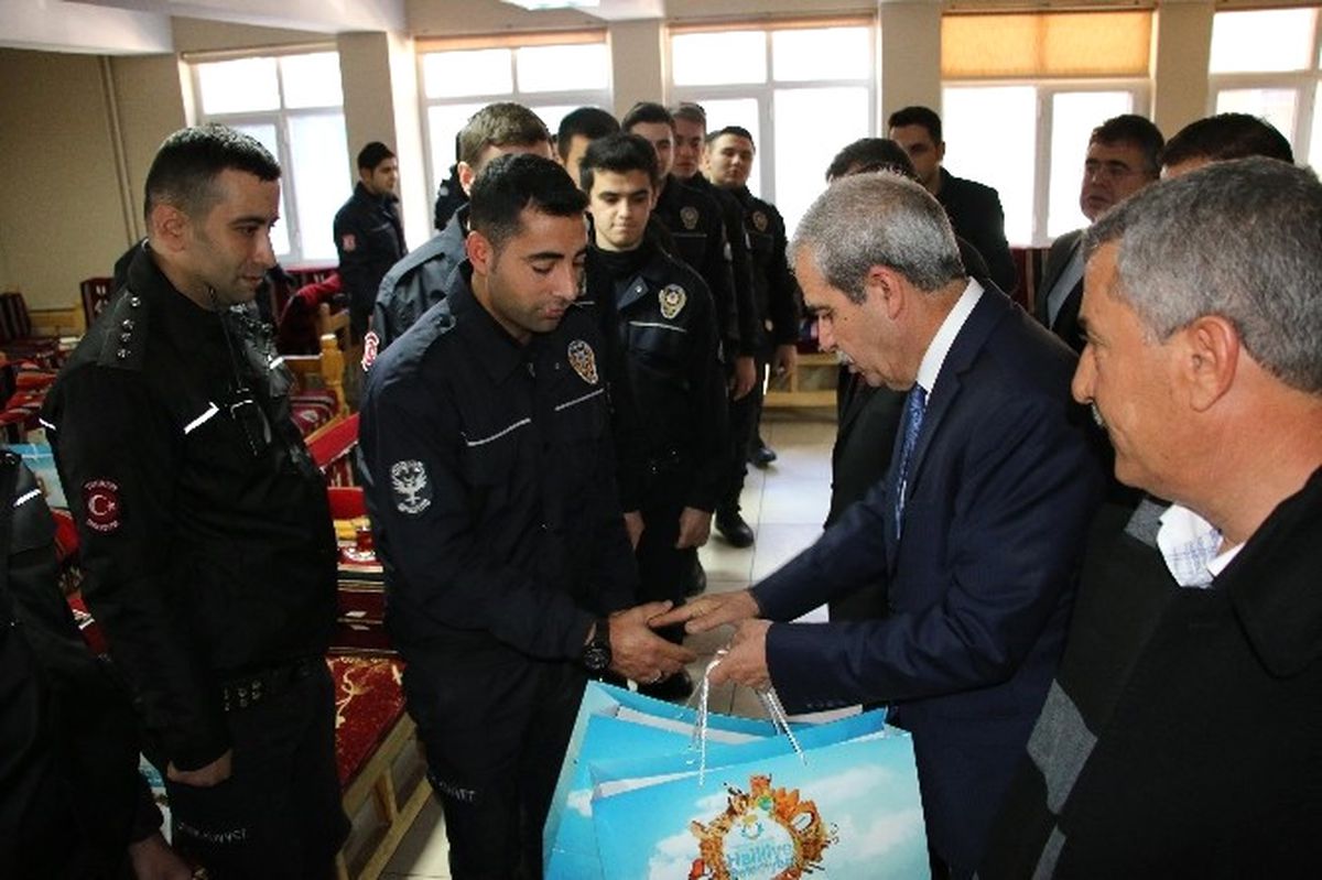 Demirkol\'dan Çevik Kuvvet Polislerine Moral Ziyareti