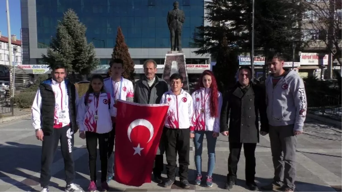 Dereceye Giren Beyşehirli Milli Sporcular Madalyalarını Şehitlere Hediye Etti