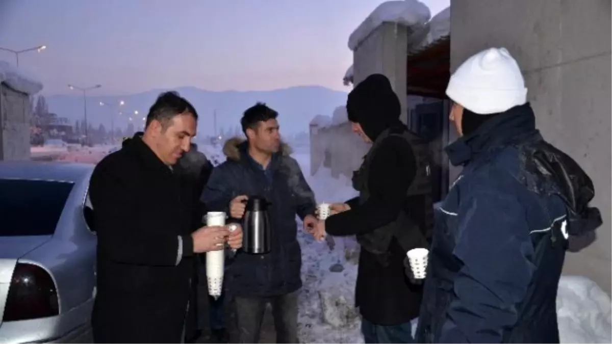 Eksi 25 Derecede Nöbet Tutan Polislere Çay İkramı