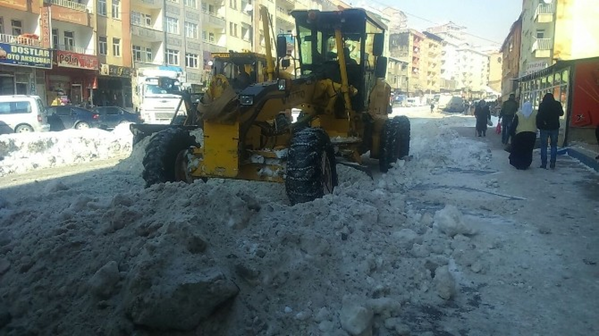 Hakkari\'deki Kar Yığınları Temizleniyor