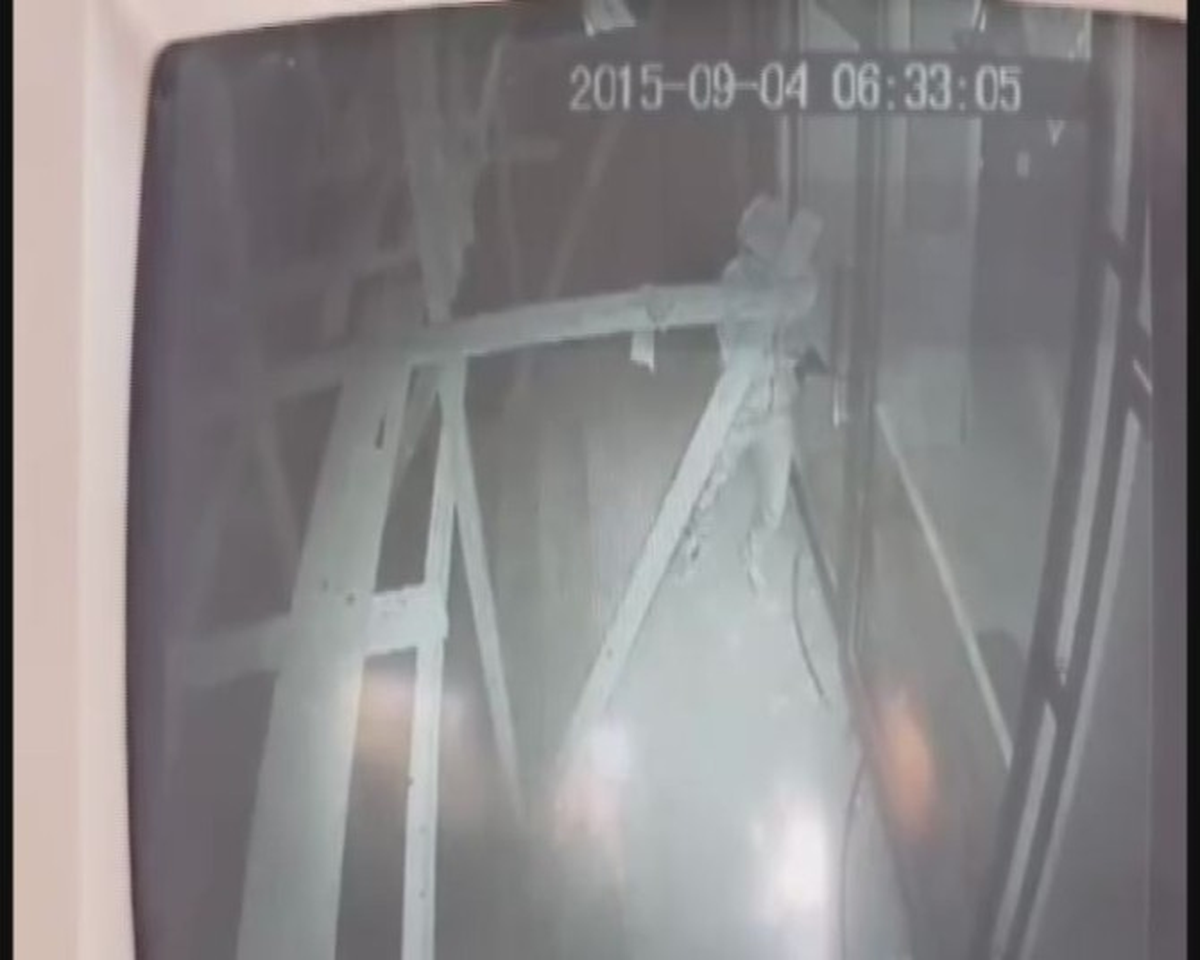 Hırsızların Elektrikçiyi 30 Saniyede Soyma Anı Güvenlik Kamerasına Takıldı...