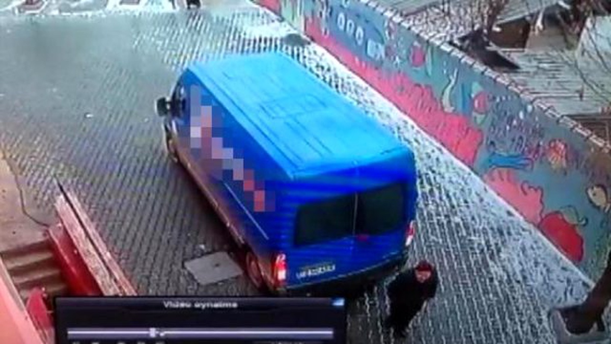 Karabük\'te Minibüsün Yayaya Çarpma Anı Güvenlik Kamerasında