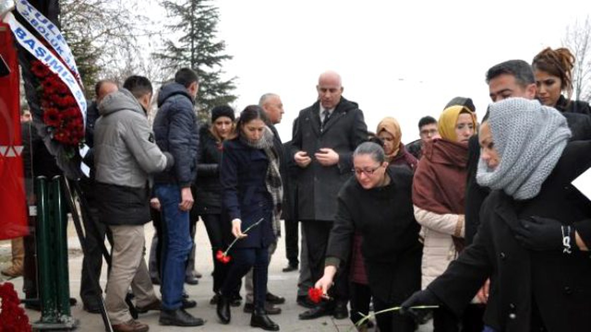 Kayseri Agü\'lü Akademisyenler, \'Şehitler Durağı\'na Karanfil Bıraktı