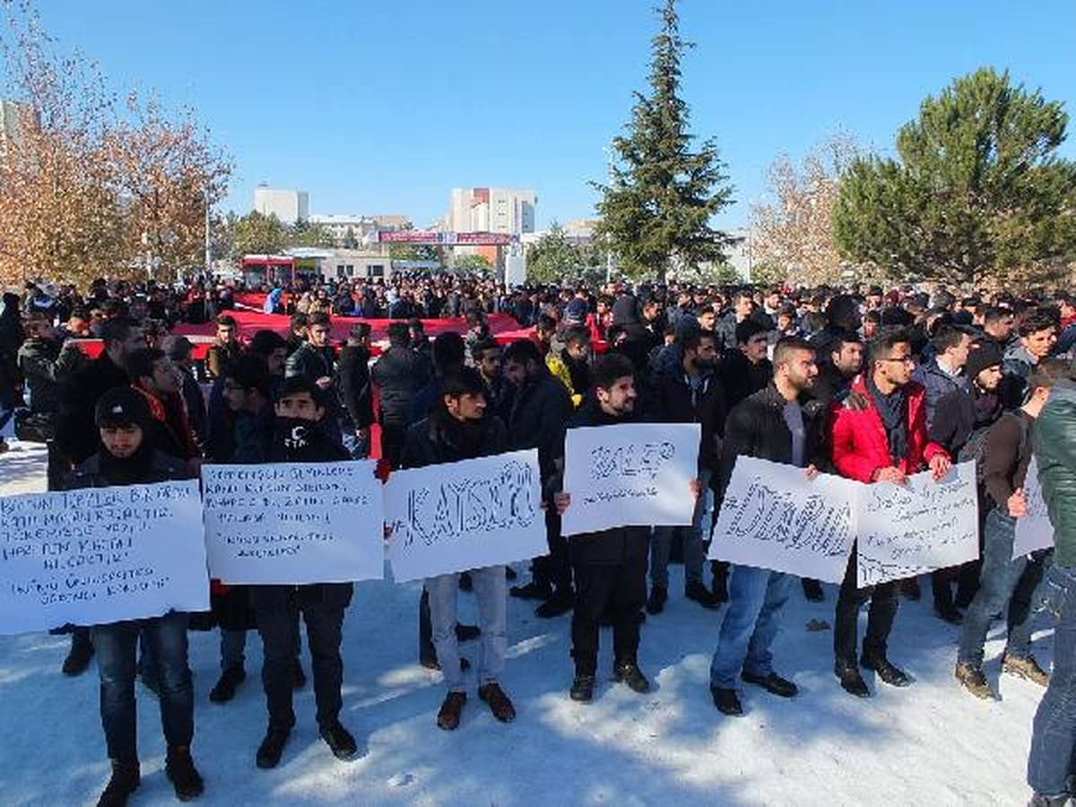 Malatya\'da Üniversiteli Öğrencilerden Teröre Tepki Yürüyüşü