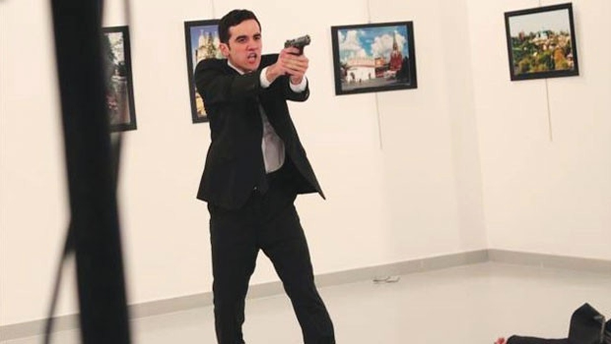 Rus Büyükelçi Karlov\'un Silahlı Saldırı Sonucu Öldürülmesine Tepkiler