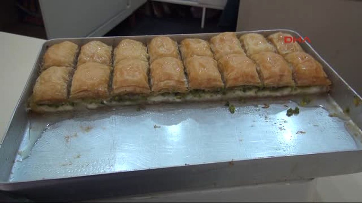 Şanlıurfa\'da, Baklava Ile Kadayıfın Karışımı Kadlava Tatlısı