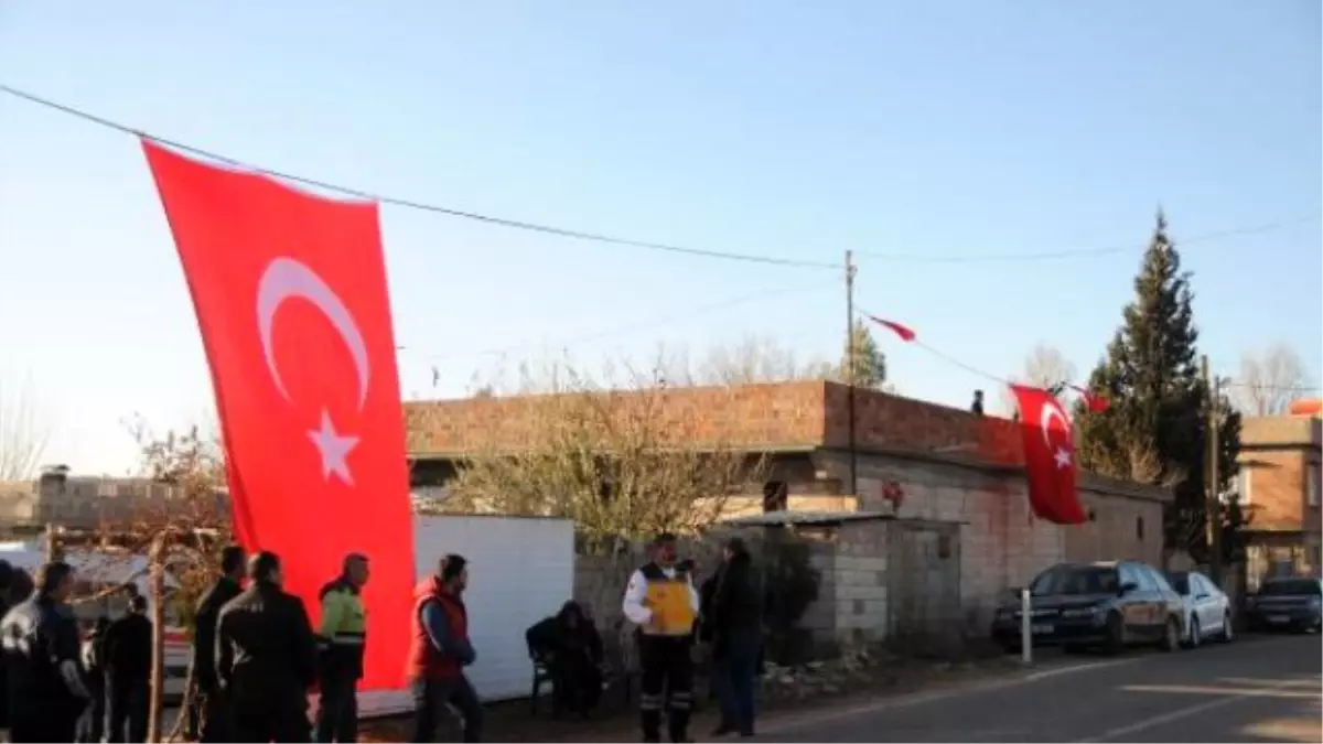 Şehit Polisin Gaziantep\'teki Baba Evine Ateş Düştü