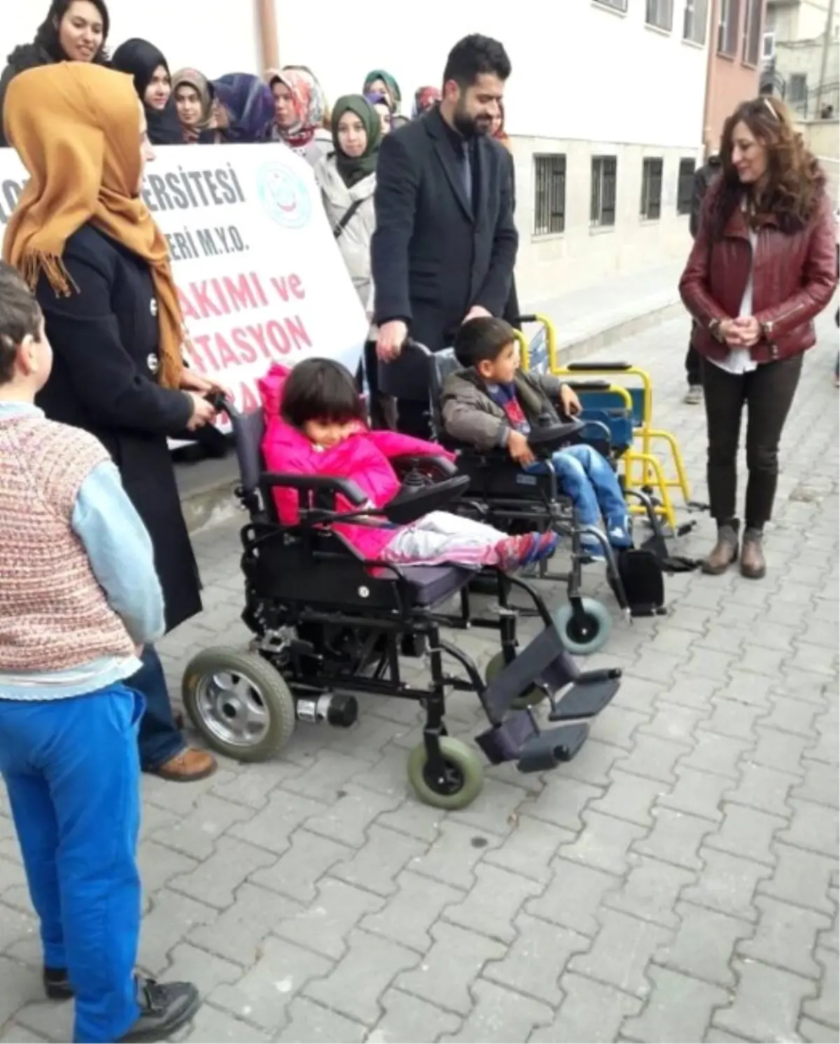 Selçuk Üniversitesi Öğrencilerinden Engelli Öğrencilere Yardım