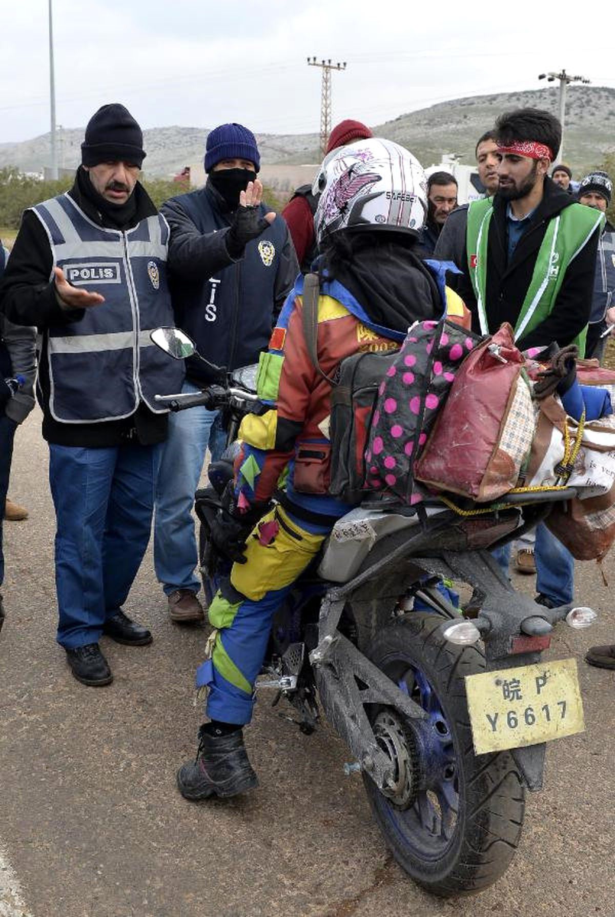 Sınırda Halep\'e Gitmek İsteyen Çinli ve Polisin Diyaloğu Güldürdü