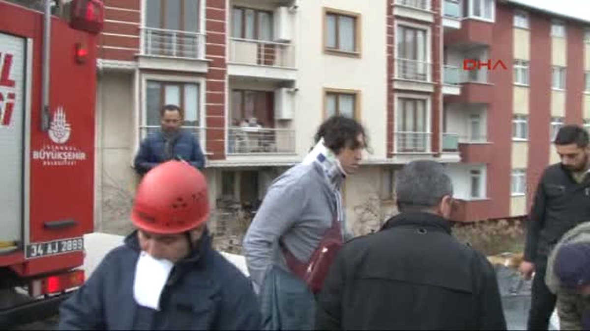 Takla Atarak Havalanan Otomobil Karşı Yönden Gelen Bir Başka Otomobilin Üstüne Düştü 4 Yaralı