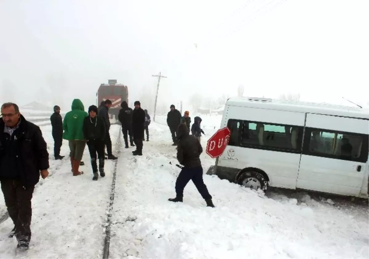 Tren Öğrenci Servisine Çarptı: 2 Yaralı