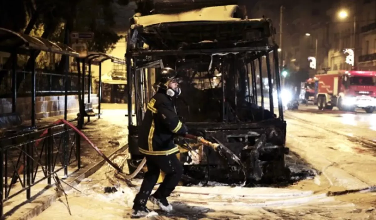 Troleybüslere Molotofkokteyli ile Saldırı