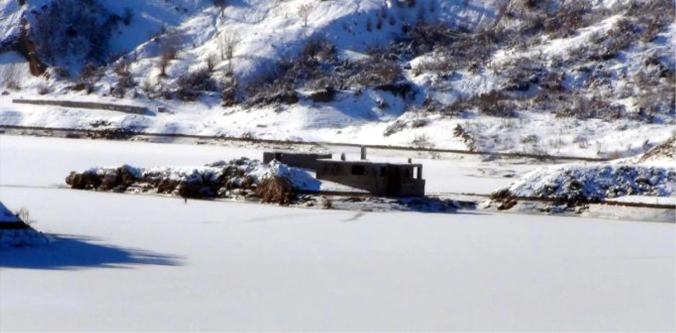 Tunceli\'de Uzunçayır Barajı Buz Tuttu